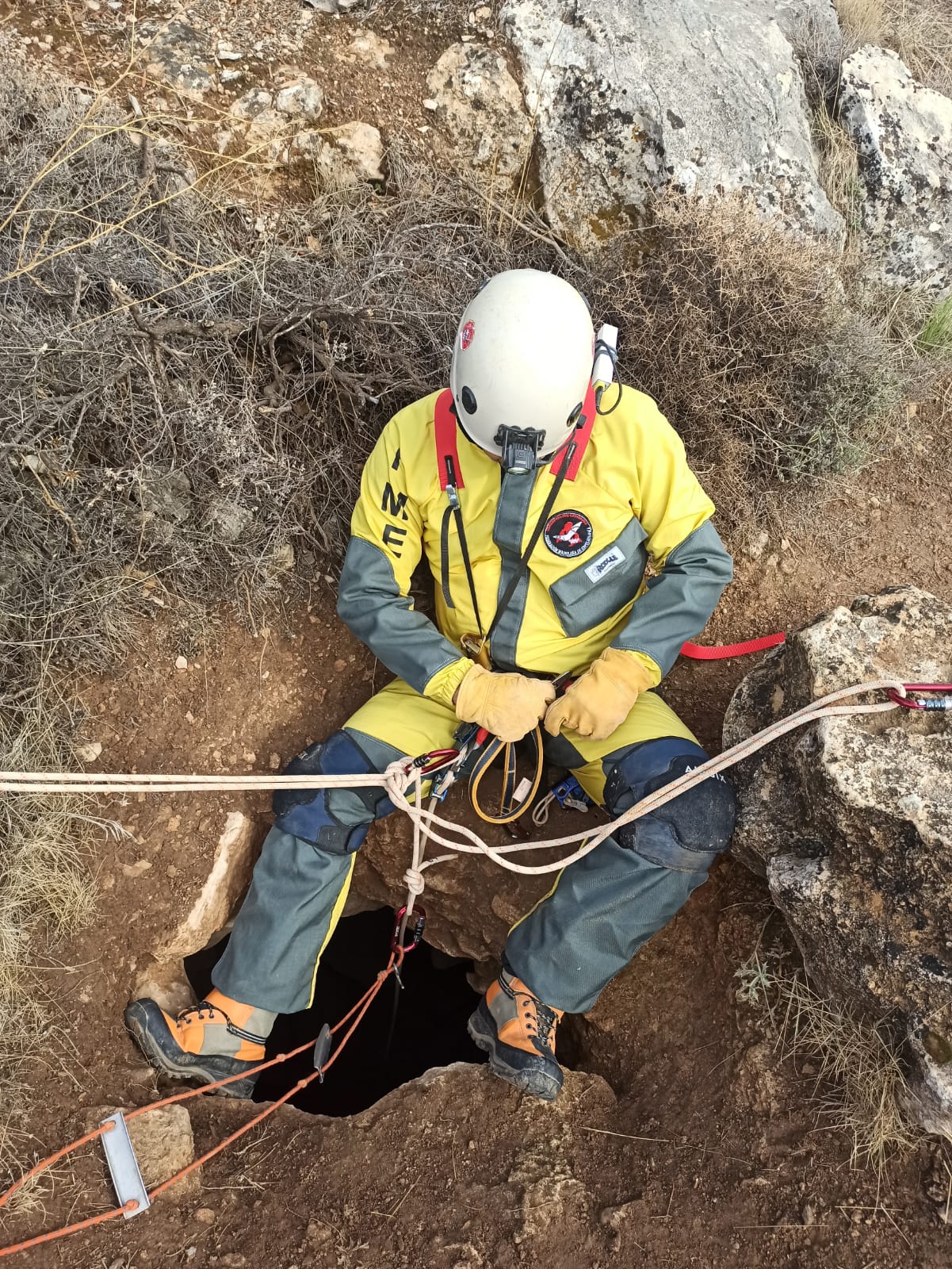 Equipo de conservación revisando superficie con posibles restos pigmentarios