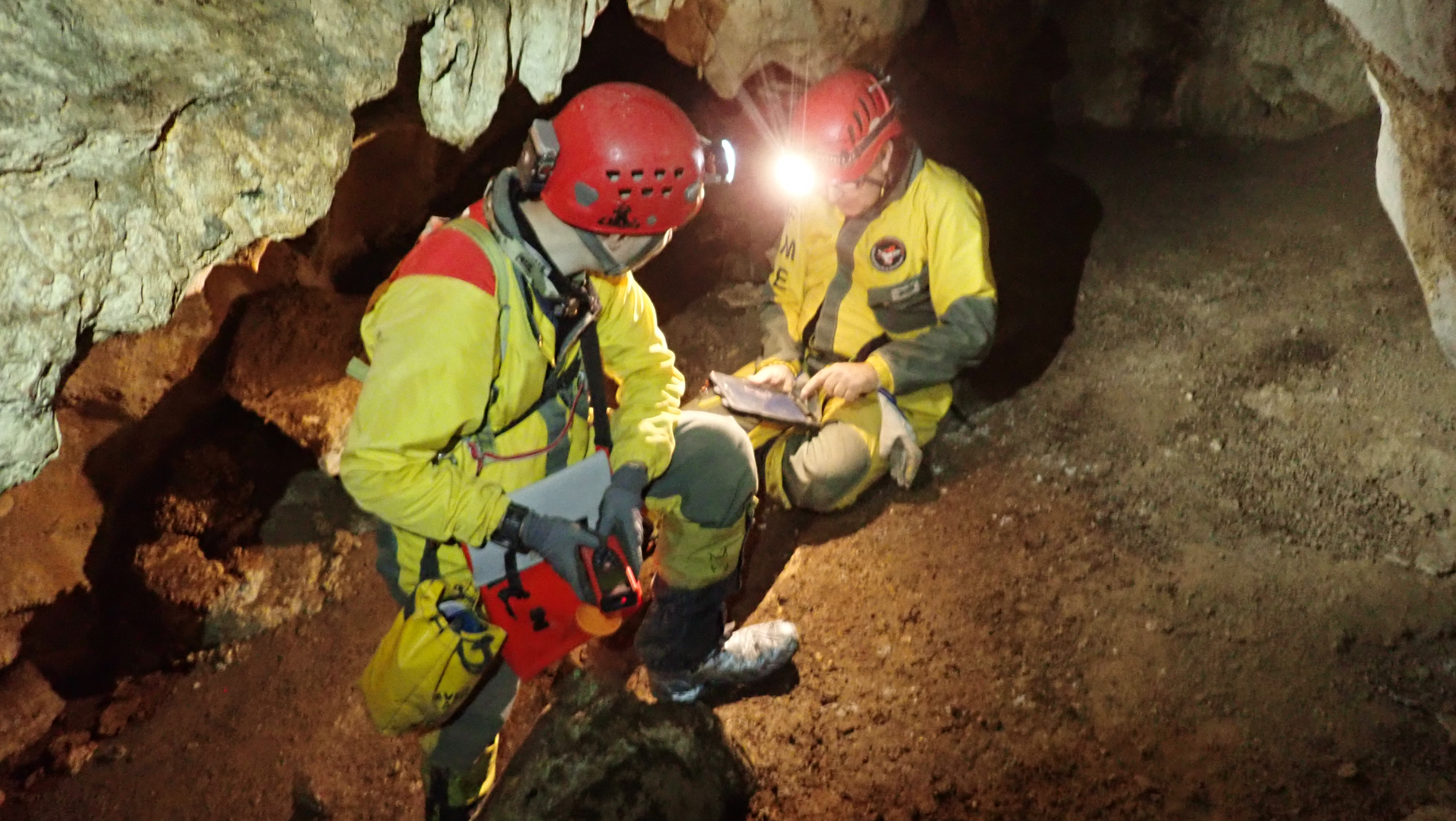 Observación de techo y paredes en cueva con posibles marcas
