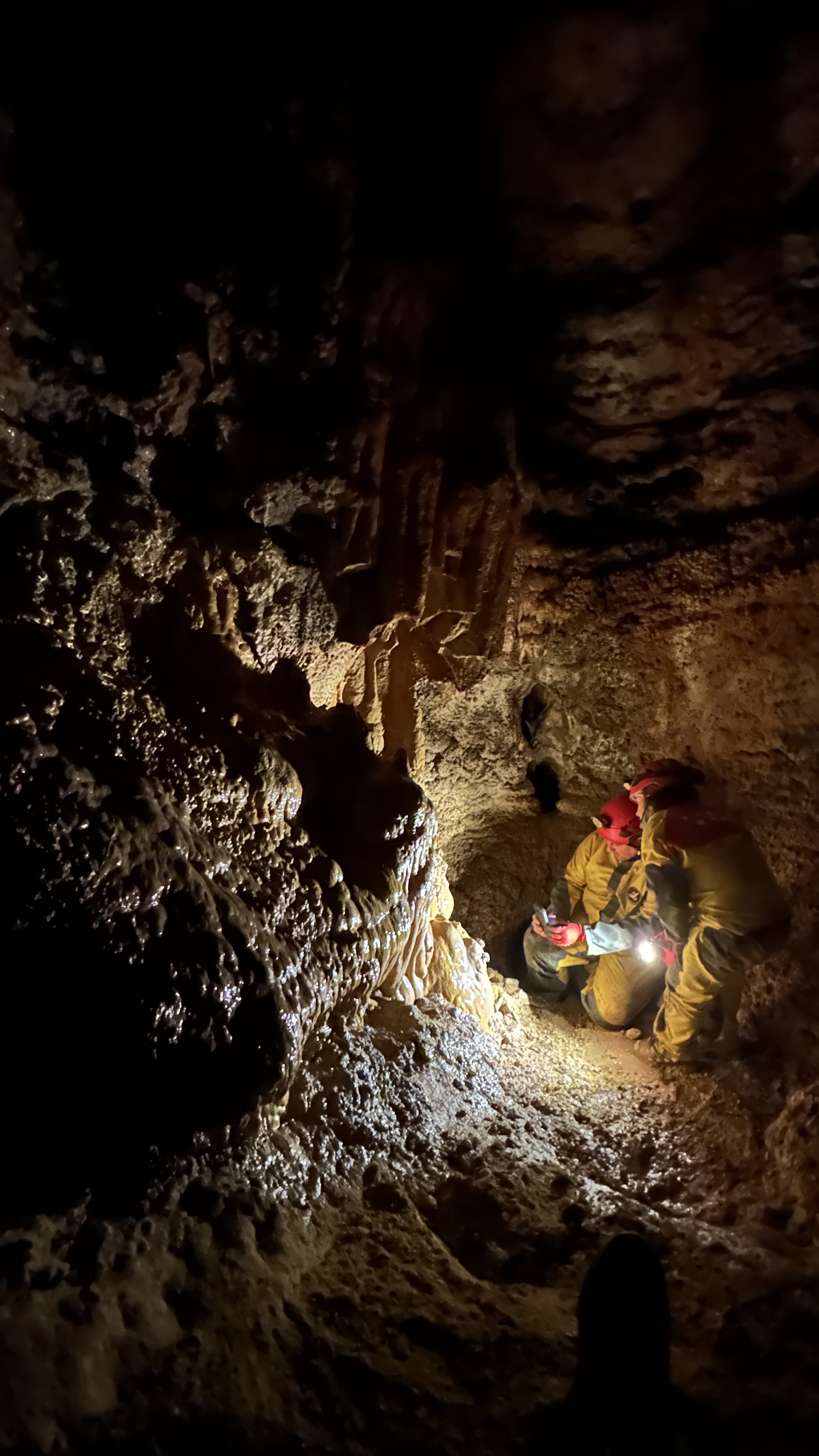 Trabajo de campo con iluminación en cavidad subterránea
