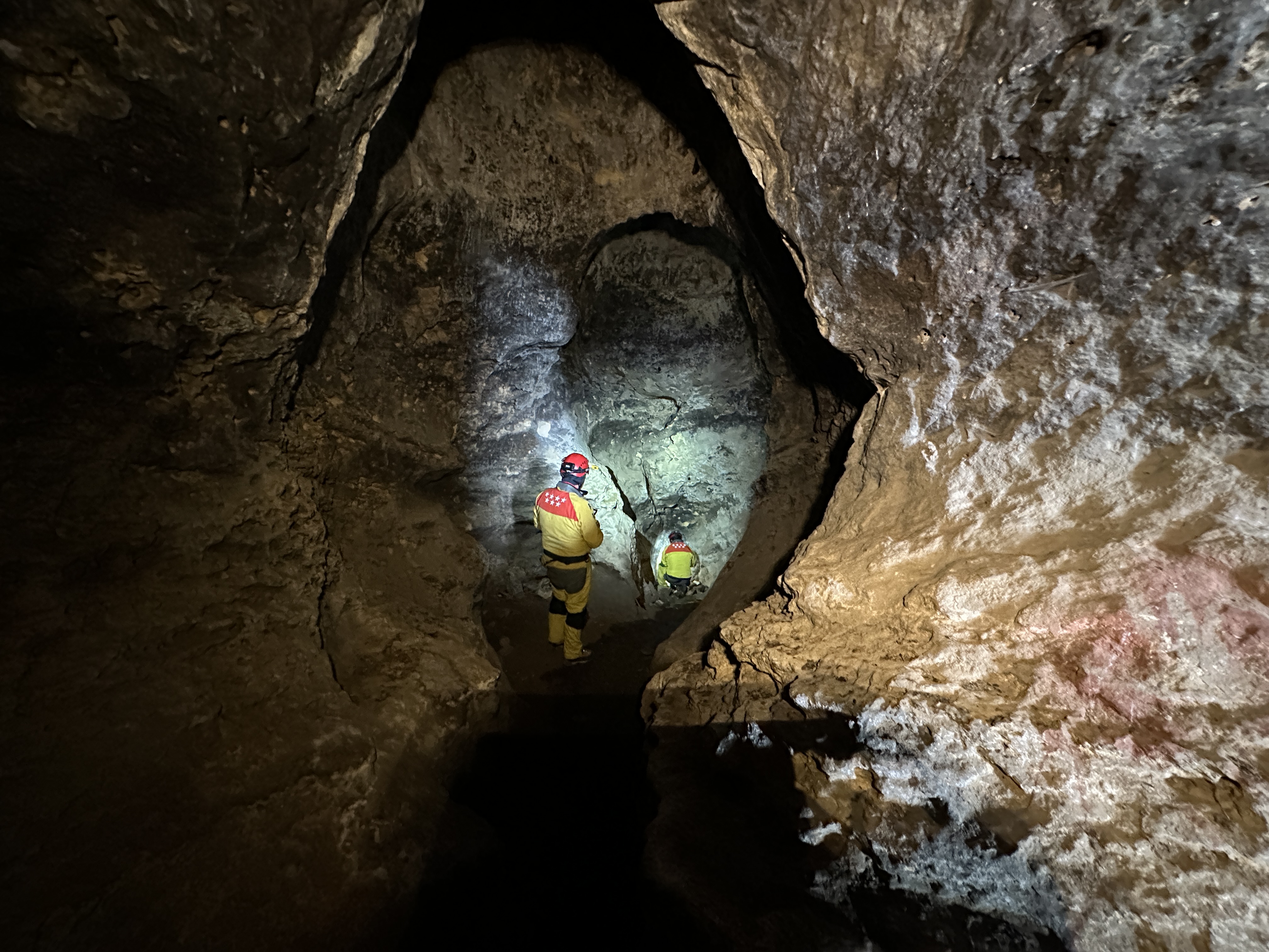 Equipo de documentación trabajando en el interior de una cueva